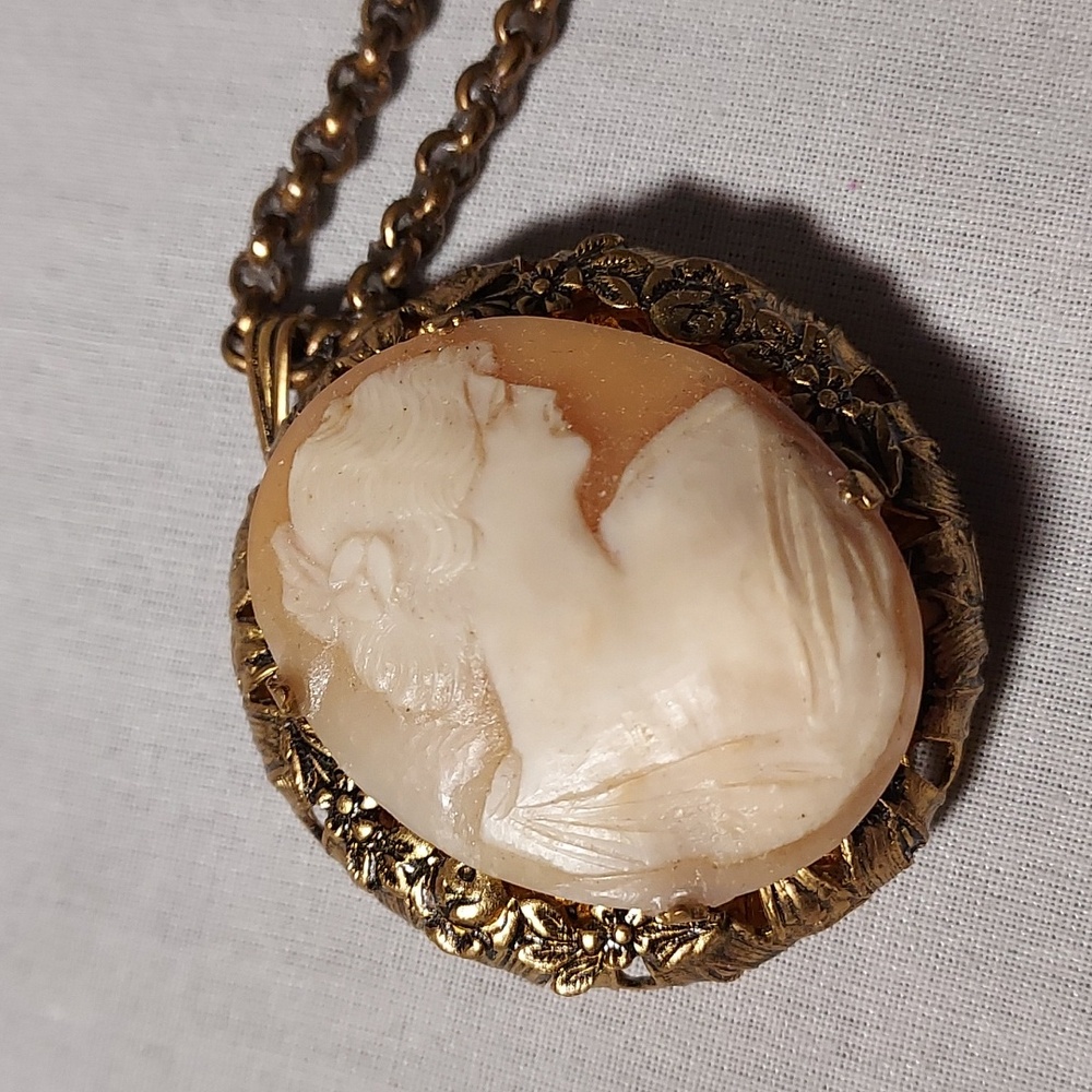 Vintage Hand Carved Shell Cameo Necklace Chunky Gold Tone